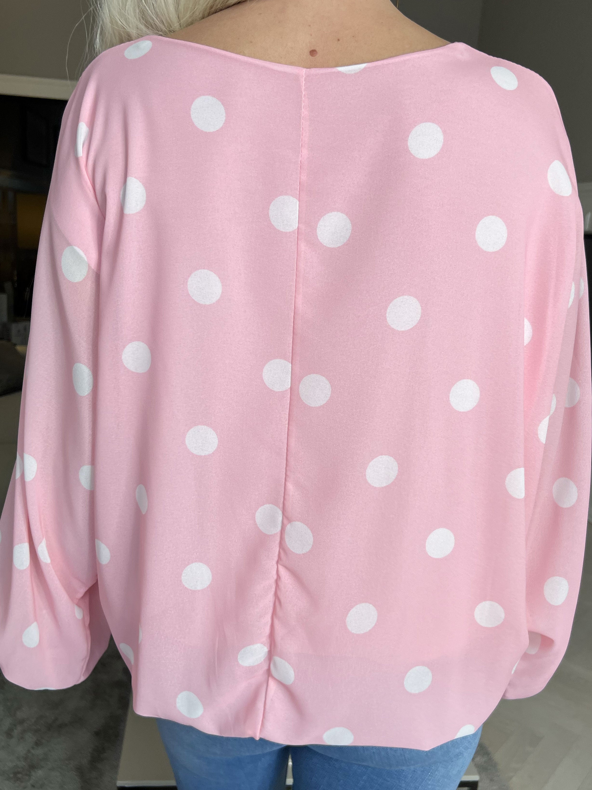 Destiny Dot - Blus i chiffong med prickar